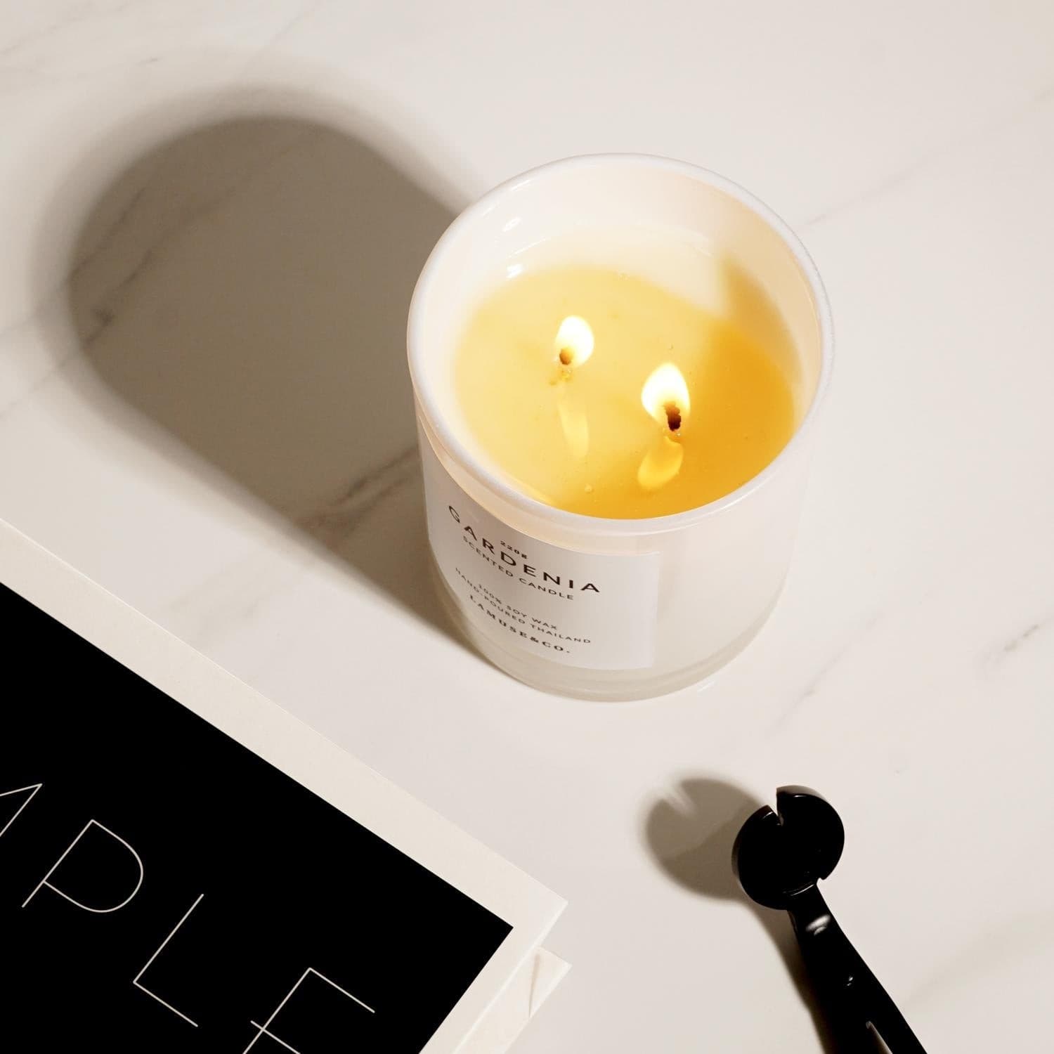 Gardenia Scented Candle 220g scented candle.